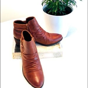 🌵BareTraps Western Style Faux-Leather Ankle Boots, Size 8.5 M, Whiskey
